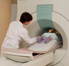 Пациент внутри МР томографа, разница между мрт и кт